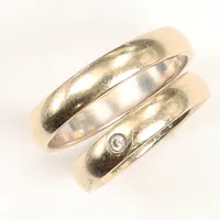 Två ringar, en med vit sten, stl 17+19¾, bredd ca 4mm, repiga, gravyr, 14K Vikt: 7,9 g
