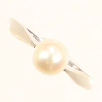Ring med pärla, vitguld, stl 17½, bredd ca 2-6mm, bör rodieras om, 14K Vikt: 2,6 g