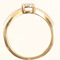 Ring med diamanter 7 x ca 0,01ct + ca 11 x 0,0025-0,005ct, 0,15ct enligt gravyr, stl 16¼, bredd ca 1,5-5mm, Guldfynd 18K Vikt: 2,6 g