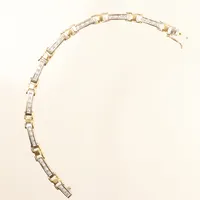 Armband med diamanter 35 x ca 0,01ct, tvåtonade, längd ca 16,5cm, bredd ca 3-5mm, glapp lås, repig, 18K Vikt: 17,3 g