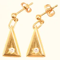Ett par örhängen, diamanter 2 x ca 0,05ct, längd ca 25mm, bredd 4-10mm, omaka stoppers, 18K Vikt: 4,7 g