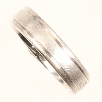 Ring, vitguld, stl 17, bredd 5mm, gravyr, 18K Vikt: 5,9 g