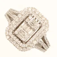 Ring vitguld, diamanter 122 x ca 0,005-0,01ct + 8 x ca 0,04ct, baguetteslipade 8 x ca 0,025ct, stl 18¼, bredd 3-15mm, 14K Vikt: 4,7 g