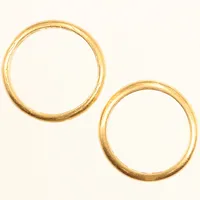 Två ringar, stl 18+19, bredd ca 3,5-4mm, gravyr, repig, 23K Vikt: 13,6 g