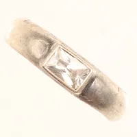 Ring med vit sten, stl 18¾, bredd ca 4-5mm, 925/1000 silver Vikt: 4,3 g