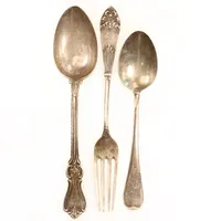 Bestick, två skedar, en gaffel, längd ca 16-19cm, gravyr, slitage, 830/1000 silver Vikt: 113,8 g