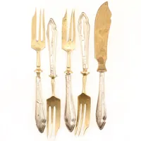 Bestick, fyra bakelsegafflar, en ostkniv, längd ca 15-16cm, förgyllt, 830/1000 silver, bruttovikt: 119,8g Vikt: 119,8 g