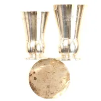 Två pokaler, höjd 7-8cm, en del av medalj, gravyrer, buckliga, 830/1000 silver Vikt: 105,9 g