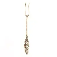 Plockgaffel med rosendekor, längd ca 9,5cm, 830/1000 silver Vikt: 4,8 g