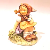 Figurin MJ Hummel, Goebel, Flicka på ängen, höjd 10,5cm, nr: 459, nagg, porslin.