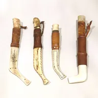 Fyra sameknivar, olika längd ca 19,5-25,5cm, dekorerad slida i ben samt läder, skaft av ben, bladets längd: 16-21cm, ej signerad. 