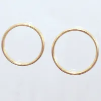 2 ringar släta, gravyr, Ø18¼, 20, 14k   Vikt: 7,1 g