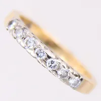 Ring med diamanter 7xca 0,045ct, 0,31ctv enligt gravyr, vitguldsinfattning, stl 16½, bredd 2,3-2,7mm, gravyr, 18K Vikt: 3,3 g