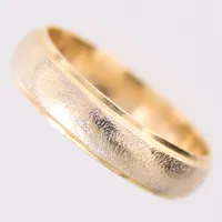 Ring, delvis i borstad vitguld, stl 17½, bredd 4,9mm, 18K Vikt: 4,4 g