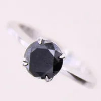 Ring med svart diamant ca 1,35ct, Roberto Coin, stl 17, bredd 2,9-7,2mm, vitguld, diamanten sitter löst,  14K Vikt: 3,9 g