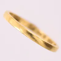 Ring, stl 17½, bredd 2mm, gravyr, 23K Vikt: 2,4 g