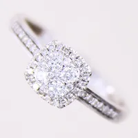 Ring med diamanter 4xca 0,03ct, 1xca 0,02ct, 38xca 0,005ct, briljant- samt 8/8-slipning, vissa möjligen syntetiska, stl 16¾, bredd 2,1-7,1mm, vitguld, 18K Vikt: 2,1 g
