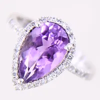 Ring med lila droppslipad sten, troligen ametist, samt diamanter ca 67xca0,005ct 8/8-slipning, vissa möjligen syntetiska, stl 16¼, bredd 3-14,6mm, höjd 7,7mm, vitguld, 9K Vikt: 3 g
