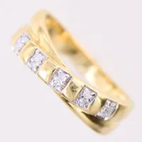 Ring med diamanter 10st totalt 0,08ctv 8/8-slipning, stl 17, bredd 3-5,8mm, GHA, 18K Vikt: 4,4 g