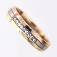 Ring med diamanter 0,09ctv enligt gravyr, stl: 18½, bredd 4,5mm, vit/guld guld 18K.  Vikt: 5,8 g