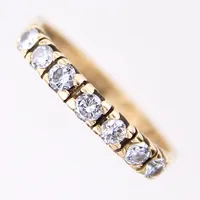 Ring med diamanter 7 x ca 0,05ct, stl 16¾, bredd 2-3mm, gravyr, 18K  Vikt: 3 g