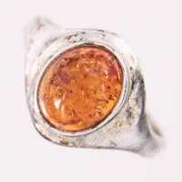 Ring med orange sten, stl 18½, bredd: 2,3mm-13,5mm, 925/1000 silver Vikt: 2,5 g