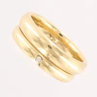 Två ringar, en med diamant 1xca0,01ct, stl 16¾, bredd 2-3mm, gravyr, 18K Vikt: 8,4 g