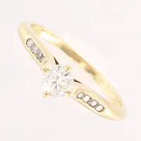 Ring med diamanter 1xca0,28ct,J, VS2, ideal cut, 8xca0,01ct H VS, Ø16¼, 14K Vikt: 1,8 g