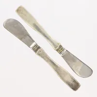 Två smörknivar, ca 16,5cm, blad av stål, modell Uppsala, MGAB, år 196, S800/1000 bruttovikt: 87,5g Vikt: 100,4 g