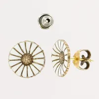 Ett par örhängen Daisy, Georg Jensen, ca Ø11,5mm, clips, vit emalj, förgyllda, en stoppers i metall, S925/1000 Vikt: 2,4 g