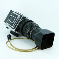 1 Kamera Hasselblad 5000C/M, med objektiv Carl Zeiss, f=150mm, Sonnar 1:4, serienummer 6283314  Vikt: 0 g Skickas med postpaket.
