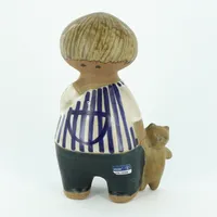 Figurin, stengods, Lisa Larsson, Malin, 18,5cm, etikettmärkt, signerad, ur serien Larssons ungar i produktion 1962-1980 Vikt: 0 g Skickas med paket.