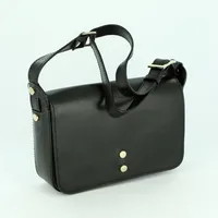 Handväska Adax, 20x14x4,5cm, svart läder, serienummer 265104, dustbag 