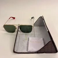 Ett par solglasögon Gucci, modell: GG0108S 003, 55¤16-145, cat 3, rektangulära glas, guldfärgade metallbågar, bredd 13,5cm, putsduk med liten fläck, originalfodral