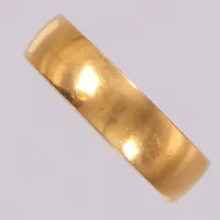 Ring, stl 15¼, bredd: 4,8mm, repor, gravyr, 18K  Vikt: 4,7 g