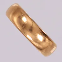 Ring, slät, stl 19¼, bredd 5,7mm, gravyr, 18K Vikt: 5,4 g