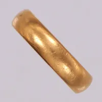 Ring, slät, stl 18¼, bredd 4,7mm, gravyr, bucklor, 18K Vikt: 4,9 g