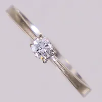 Ring med briljantslipad diamant ca 0,19ct, defekt fattning/bucklig skena, vitguld 18K Vikt: 2,1 g