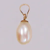 Hänge med droppformad odlad pärla, längd: 17,5mm, bredd: 6,5mm, smärre ytliga repor, 18K  Vikt: 0,7 g