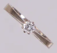 Ring med briljantslipad diamant 0,24ct, Kaplan, Stockholm, år 1976, repor, sliten rodiering, gravyr, vitguld 18K Vikt: 2,7 g