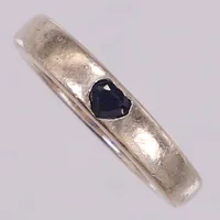 Ring med blå sten, nagg, stl 17½, bredd 4,2mm, GFAB, repor, 925/1000 silver Vikt: 7 g