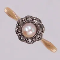 Ring med odlad pärla och rosenstenar, infattade i silver, bredd 7,3mm, stl 16½, importstämpel, 18K Vikt: 1,5 g