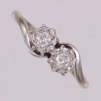 Ring med diamanter 2xca0,07-0,08ct totalt 0,15ctv enligt gravyr, stl 16½, bredd: 1,3-7mm, fattning i platina, vitguld, 18K Vikt: 2,5 g