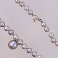 Pärlcollier med odlade pärlor, grå, repor, samt hänge, lås med diamanter 2x0,015, slitage, vitguld 18K, defekt/av Vikt: 5,5 g