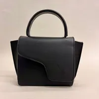Handväska ATP Atelier, Montalcino Mini, made in Italy, svart läder, lätta märken, 14x12,5x6,5cm, axelrem 110cm, dustbag, nypris 3239kr, år 2023
