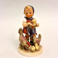 Figurin, flicka med höns, Goebel, porslin, höjd: ca 13,5cm, märkt i botten