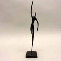 Skulptur, dansande kvinna, höjd 34cm, design Bodrul Khalique för IKEA, 2000-tal, metall Skickas med paket.
