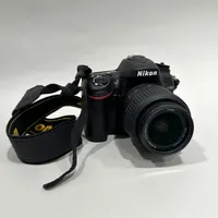 Kamerahus Nikon D7100, serienummer: 4506999, batteri och minneskort, Objektiv Nikon DX AF-S Nikkor 18-55mm 1:3.5-5.6G, Objektiv AF-S Nikkor 70-300mm 1:4.5-5.6G, Blixt Nikon Speedlight SB-700, serienummer: 2394909, Zoom H6 Handy Recorder, serienummer: 00048397 med två mikrofoner XYH-6 MSH-6 14031, fodraler och kameraväska.  Skickas med postpaket.