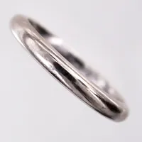 Ring vitguld, stl 20½, bredd 3,5mm, gravyr, 18K Vikt: 7,2 g