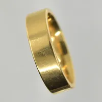 Ring, stl 19¾, bredd 6 mm, gravyr, 18K. Vikt: 10,6 g